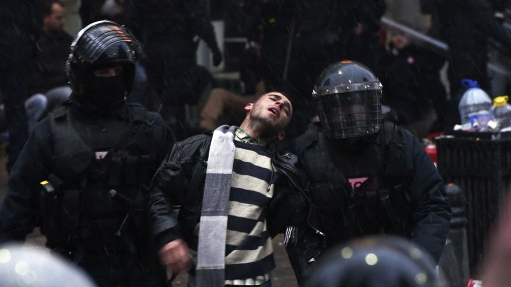 Kosovo police crack down on opposition