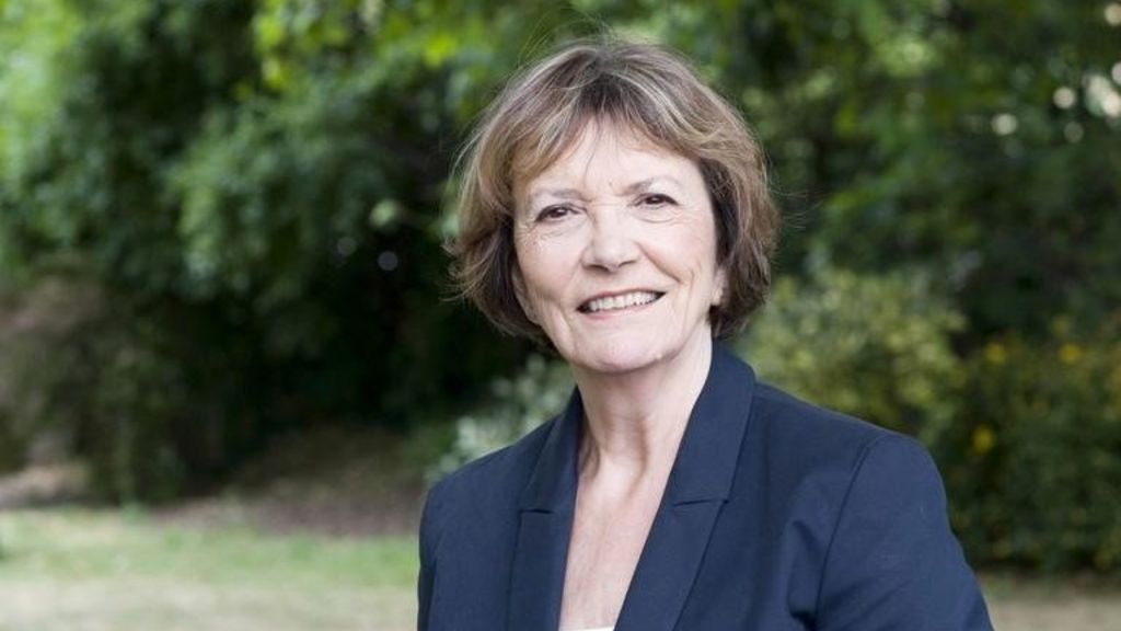 Bakewell 'sorry' over anorexia comments