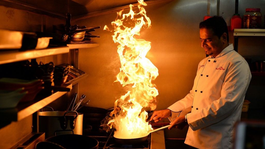 UK service sector sees strong expansion in December BBC News