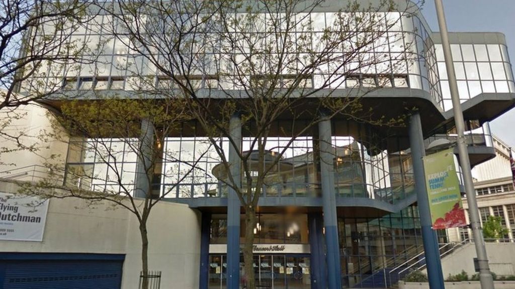 'Bad' singer ejected from theatre