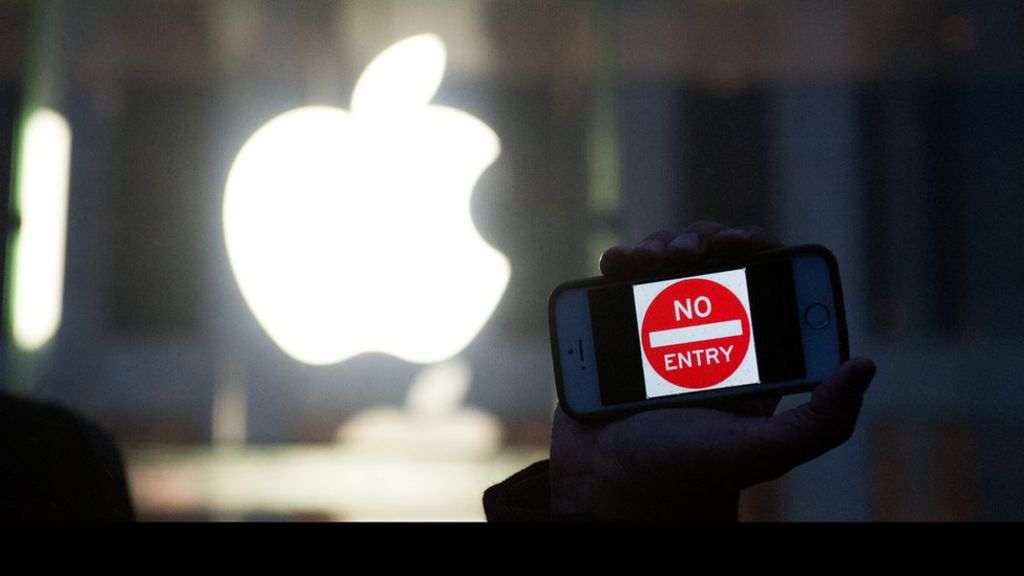 Apple boss hits back at FBI conduct