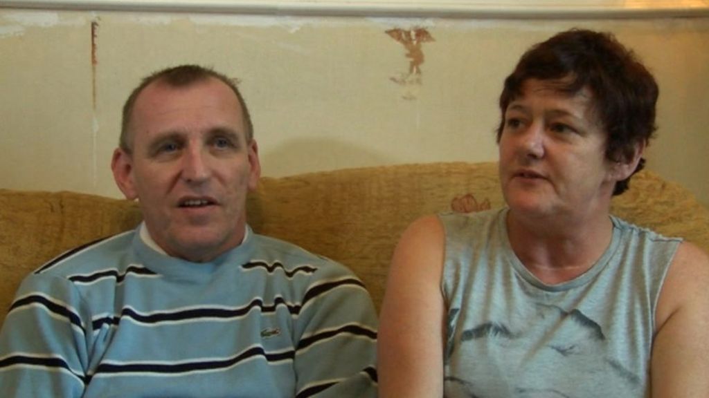 Gateshead furniture charity warning over benefit cap - BBC News