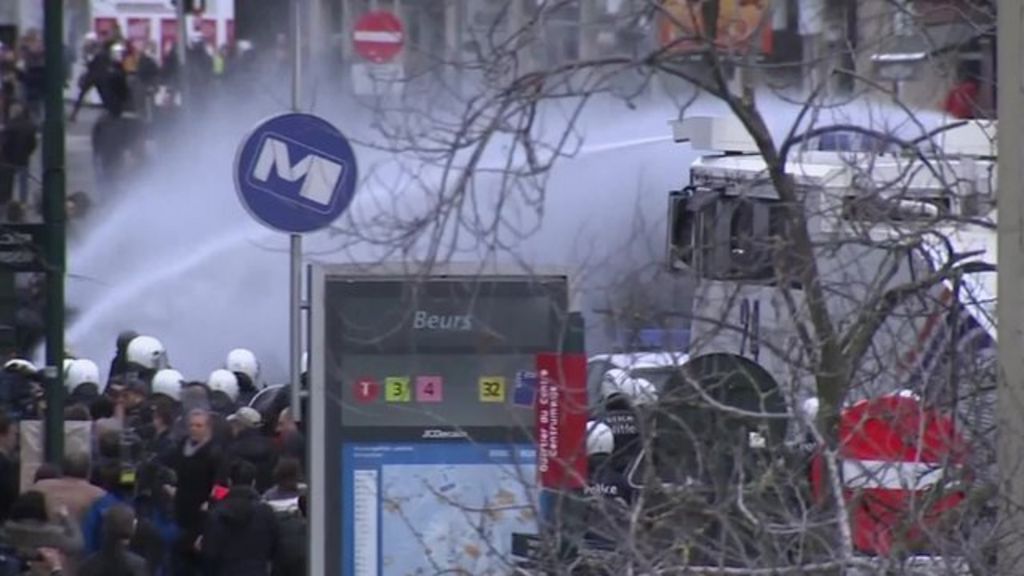 VIDEO: Water cannon fired at Brussels protest