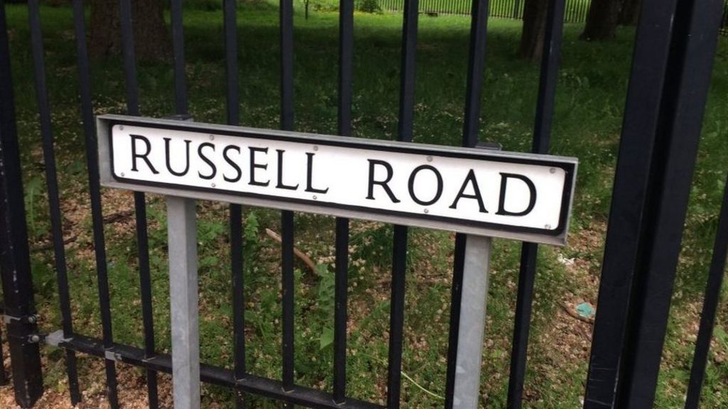 'Pole-wielding gang' stab man to death in Nottingham - BBC News