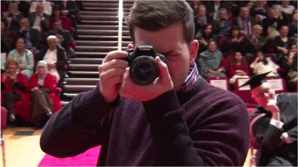 'Mannequin challenge' pauses university graduation ceremony