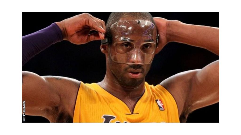 Un masque de Kobe Bryant aux enchères - BBC Afrique