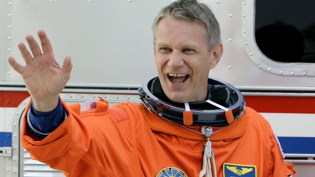 Piers Sellers: UK-born astronaut dies aged 61