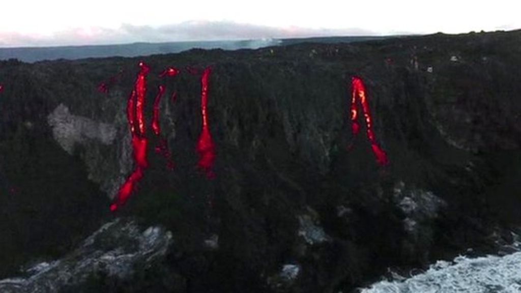 Tourists flock to Kilauea Volcano lava streams