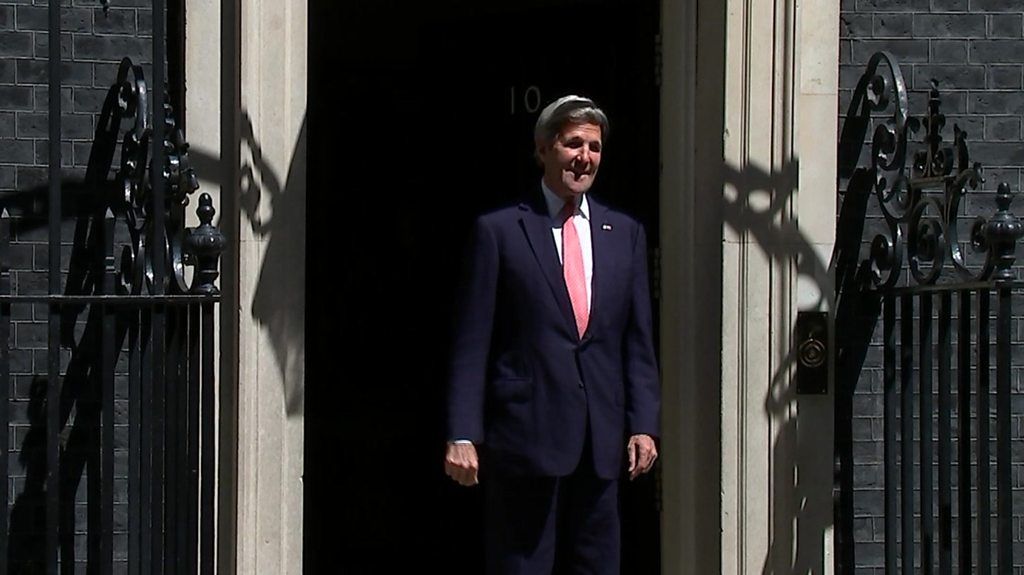 John Kerry walks into door at No 10 Downing Street