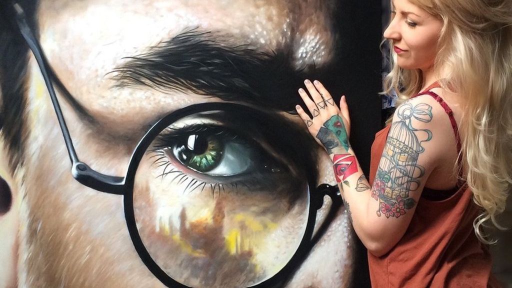 Missing Harry Potter painting prompts Parcelforce apology