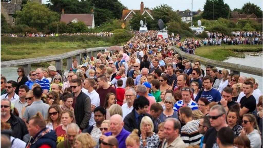 Silence to remember air crash victims