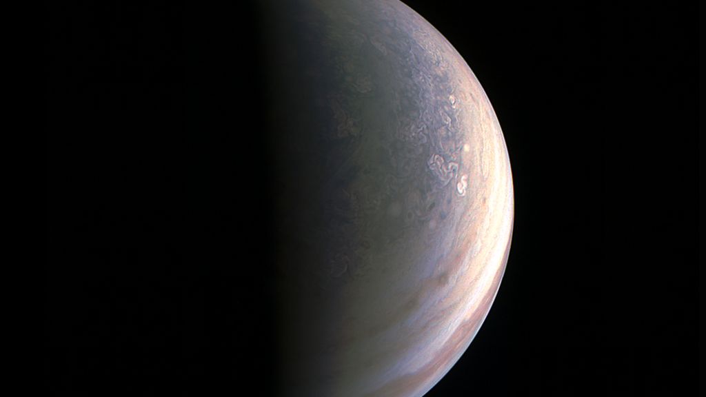 Juno probe returns close-up Jupiter pictures