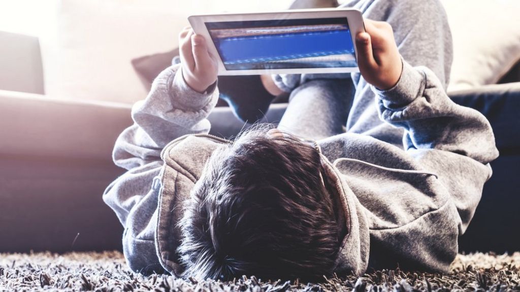 Moderate screen use 'boosts teen wellbeing'
