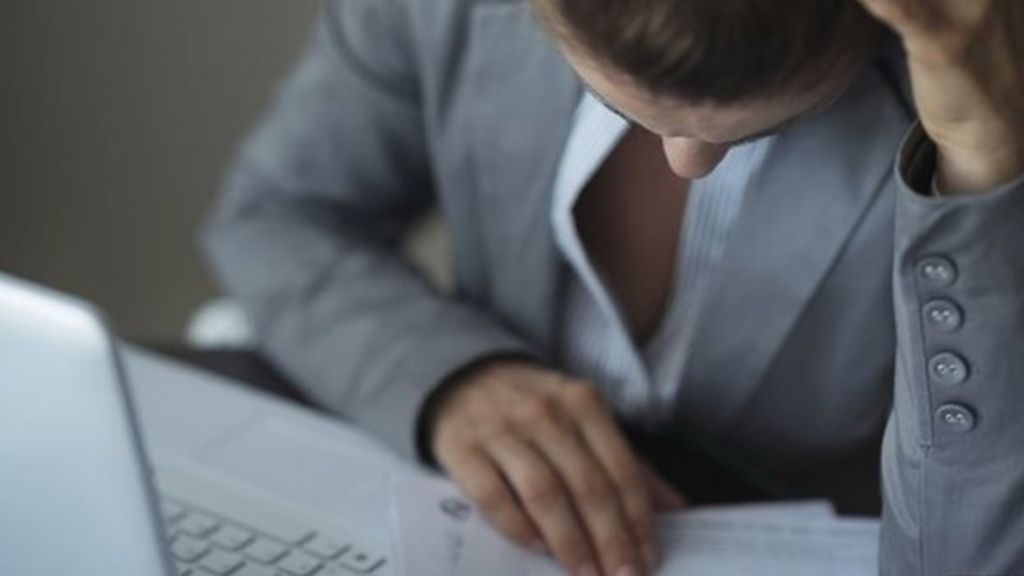 Woman gets cash for gadget allergy