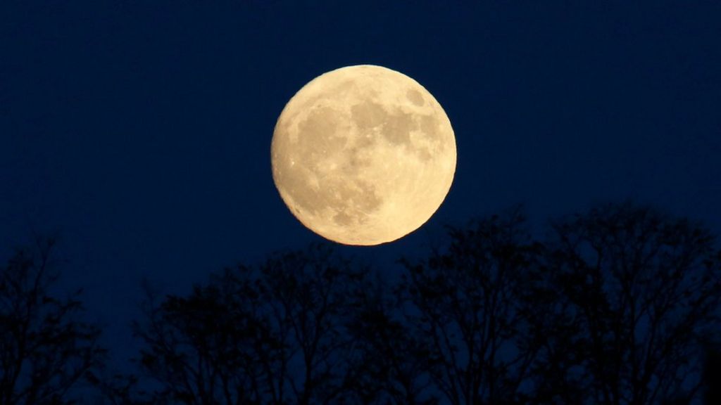 'Supermoon' wows viewers with closest glimpse since 1948