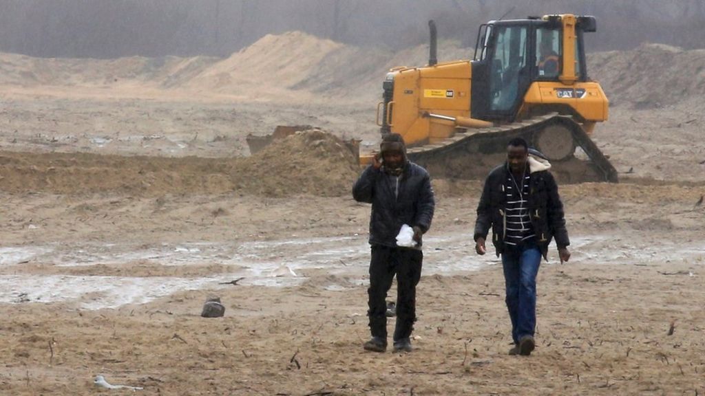 Court delays Calais eviction ruling