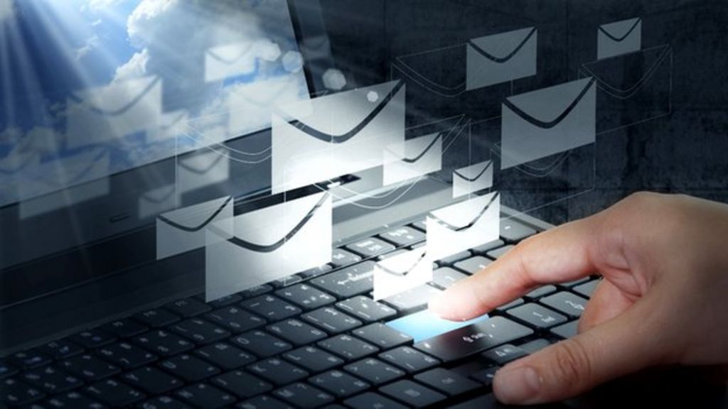 Webmail firms probe login 'leak'