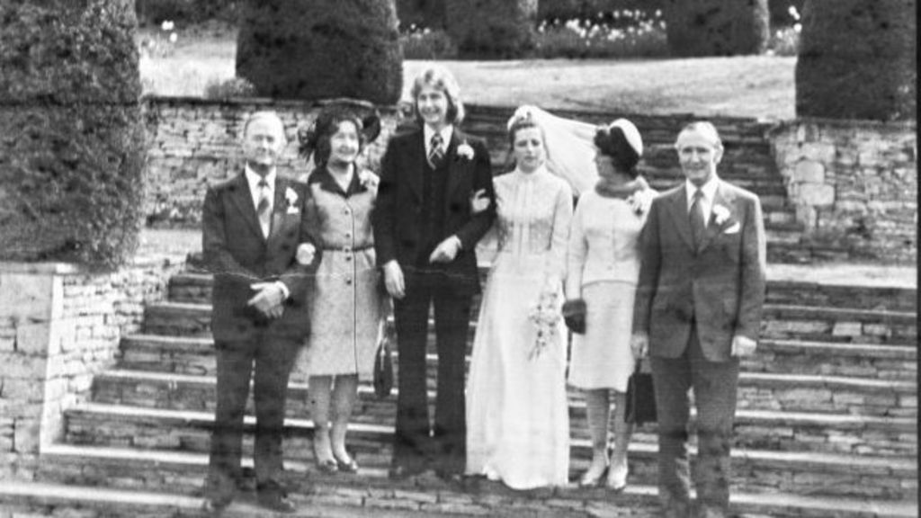 Search for couple after lost 1970s wedding photos are found - BBC News