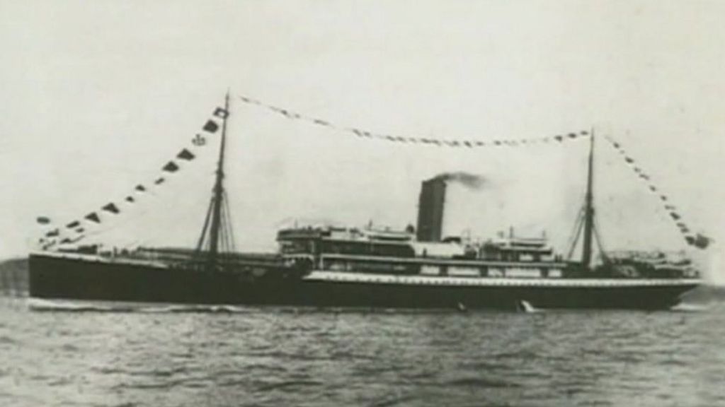 Princess Anne marks SS Mendi tragedy in Southampton - BBC News