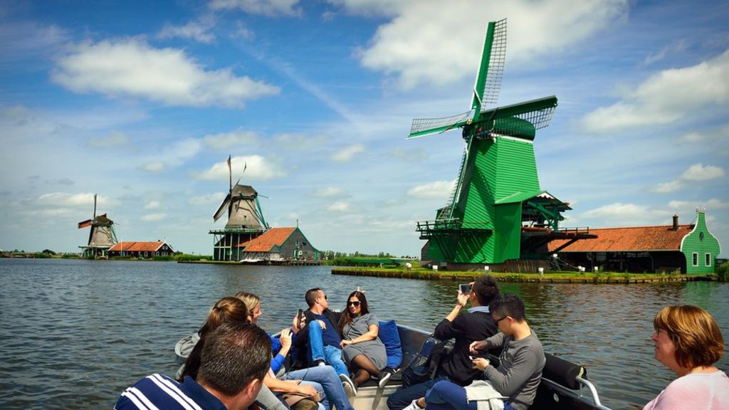 'Rules of conduct' for tourists in historic Dutch towns