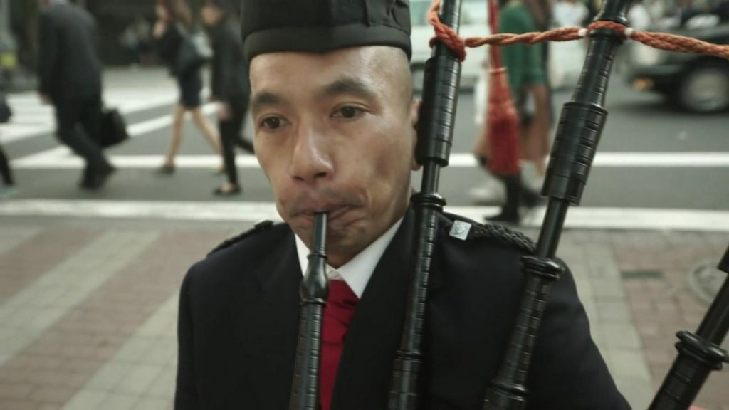 VIDEO: Bagpipes amid the bustle in Tokyo