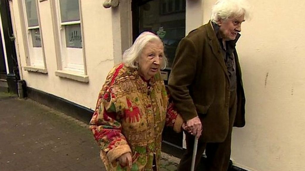 Couple who met over a bin finally marry in their 80s