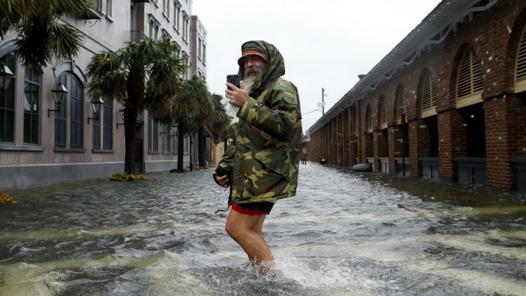 Hurricane Matthew floods Carolinas, killing five
