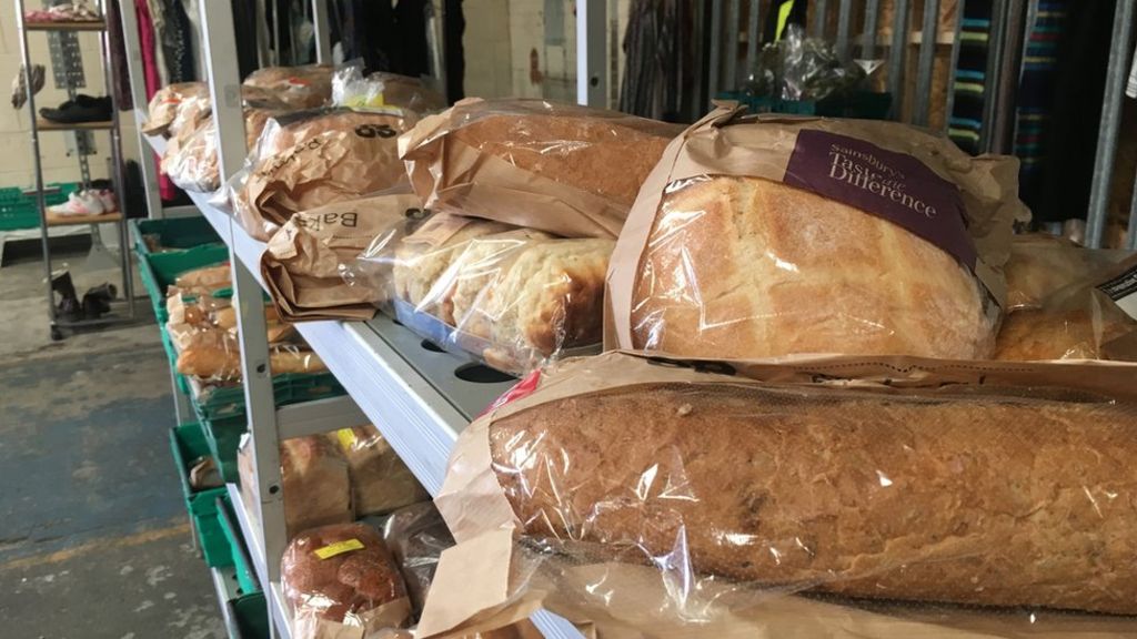 Supermarkets 'bake bread to lure shoppers'