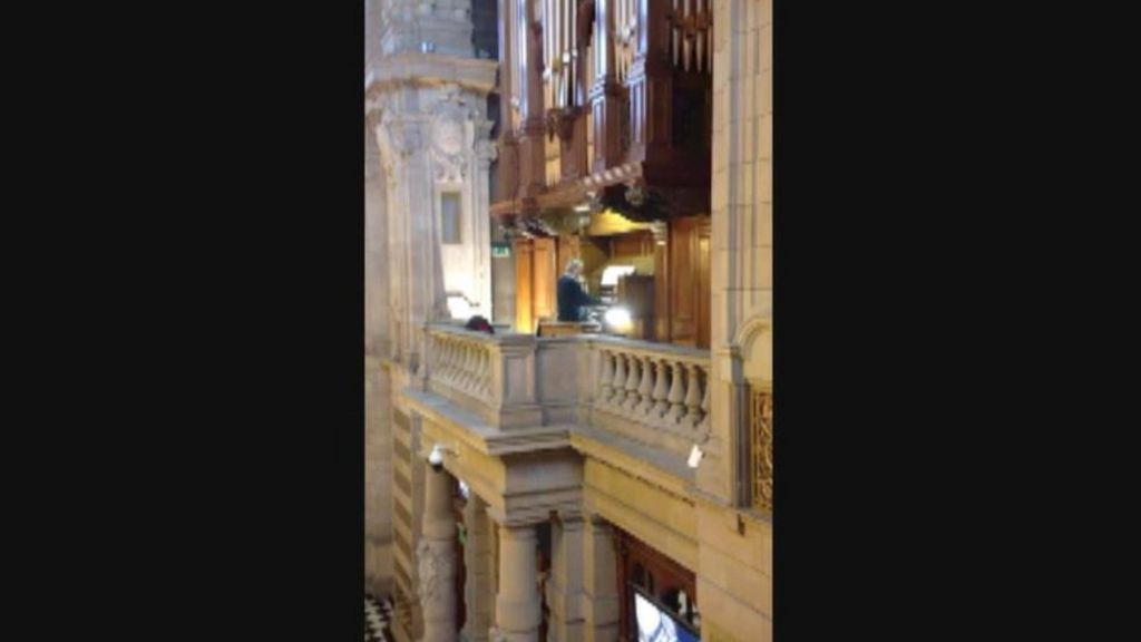 VIDEO: Organist's Life on Mars Bowie tribute