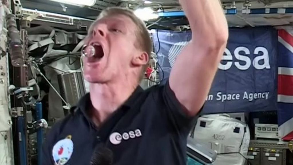 Tim Peake shows what happens to water in space BBC News
