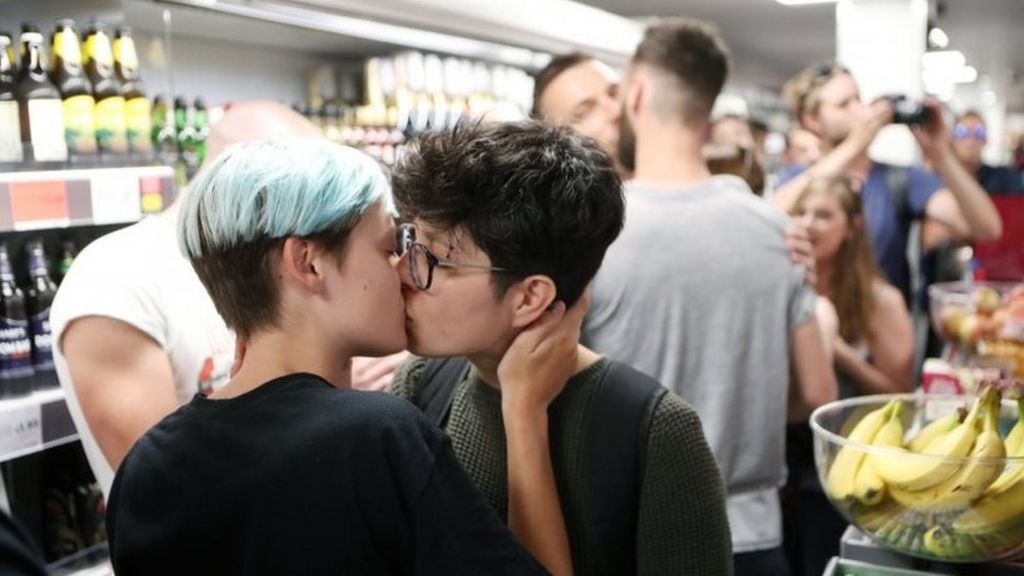 Hundreds in London 'kissathon' for Sainsbury's complaint gay couple