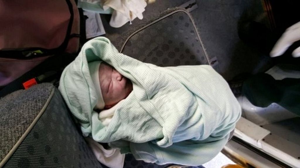 Policemen help deliver baby in van