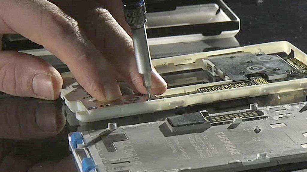 VIDEO: World's first modular phone goes on sale