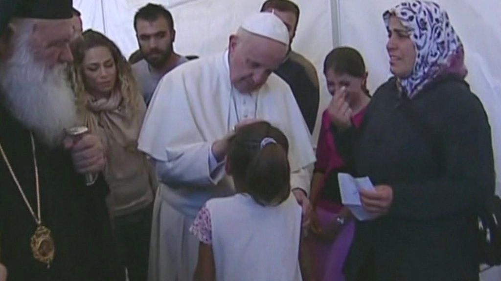 VIDEO: Pope blesses migrants in Lesbos camp