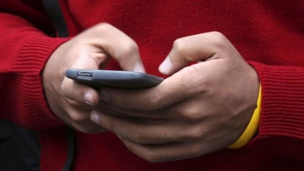 Tourists 'risk high mobile bills'