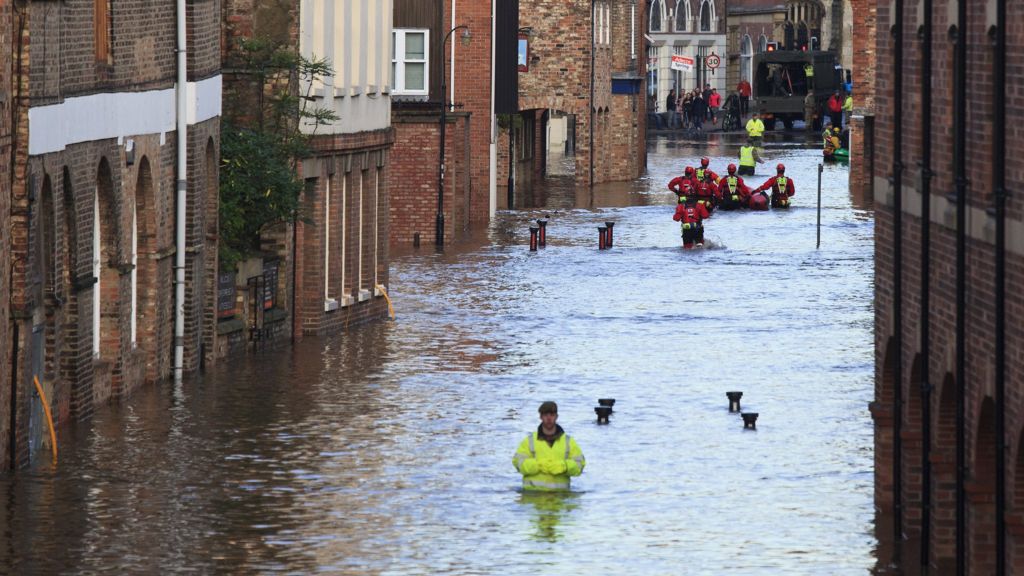 UK floods Homes evacuated as flooding persists BBC News