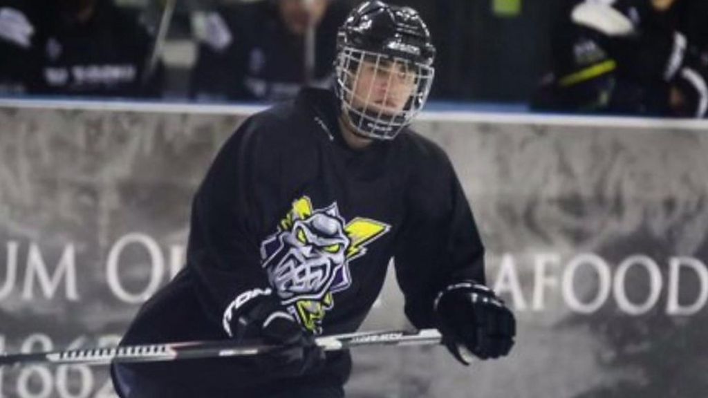 Justin Bieber scores with Manchester Storm ice hockey team