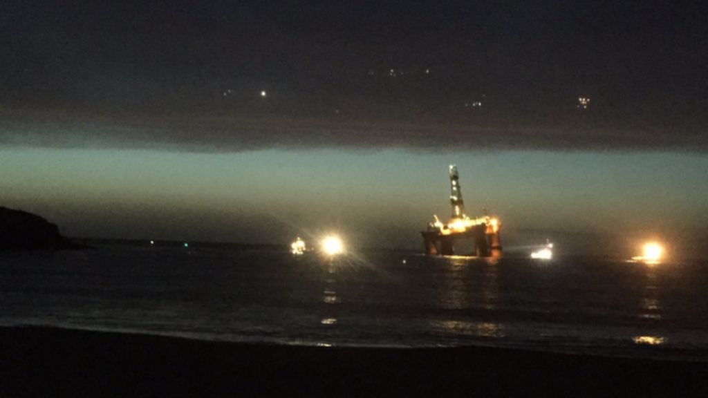 Rig grounded on Lewis beach towed away by two tugs