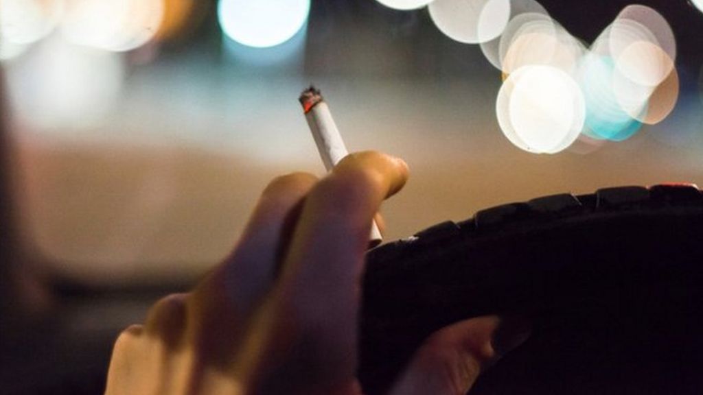 Smoking in cars with children: Police 'cannot' enforce ban