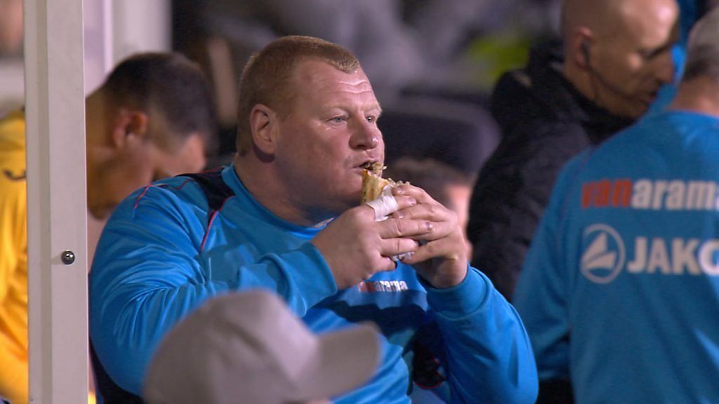 Pie-eating Sutton keeper Wayne Shaw resigns