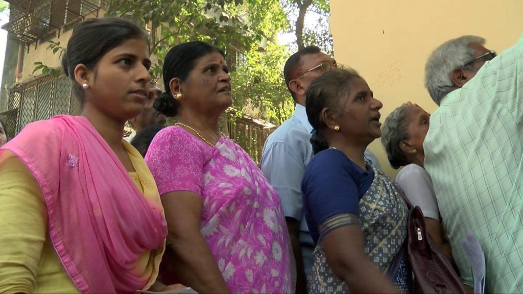 Indians queue to change bank notes