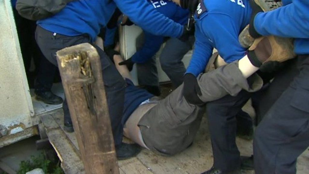 Israeli settlers dragged from homes