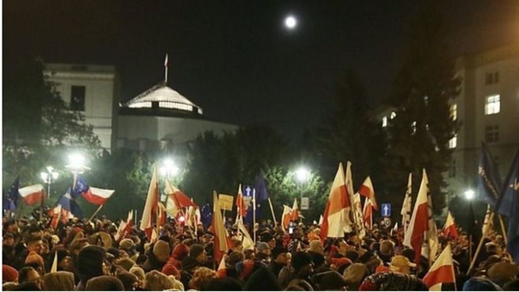 Polish protesters block parliament