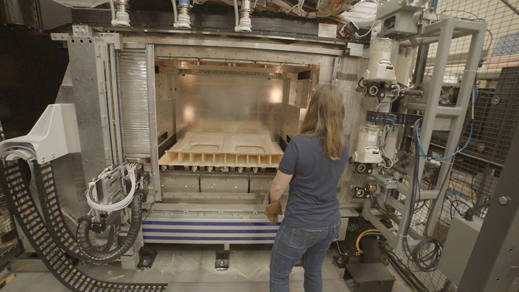 Flipped 3D printer makes giant objects