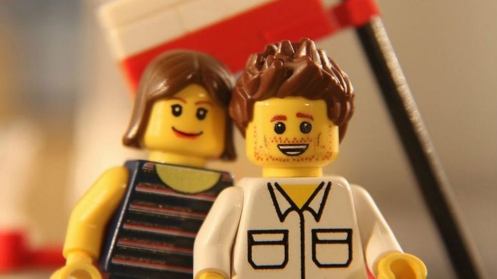 Man sneaks Lego proposal into cinema ads