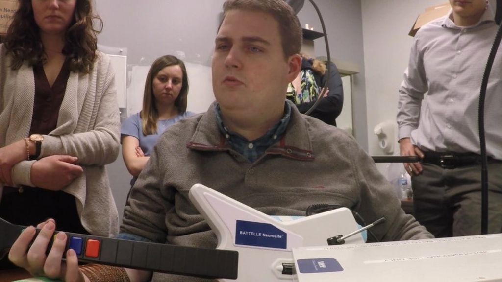 VIDEO: Implant lets paralysed man play video game