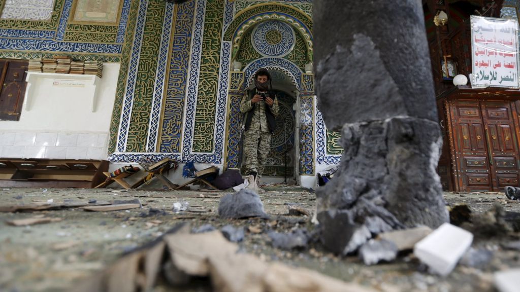 Deadly blasts hit Yemen mosque