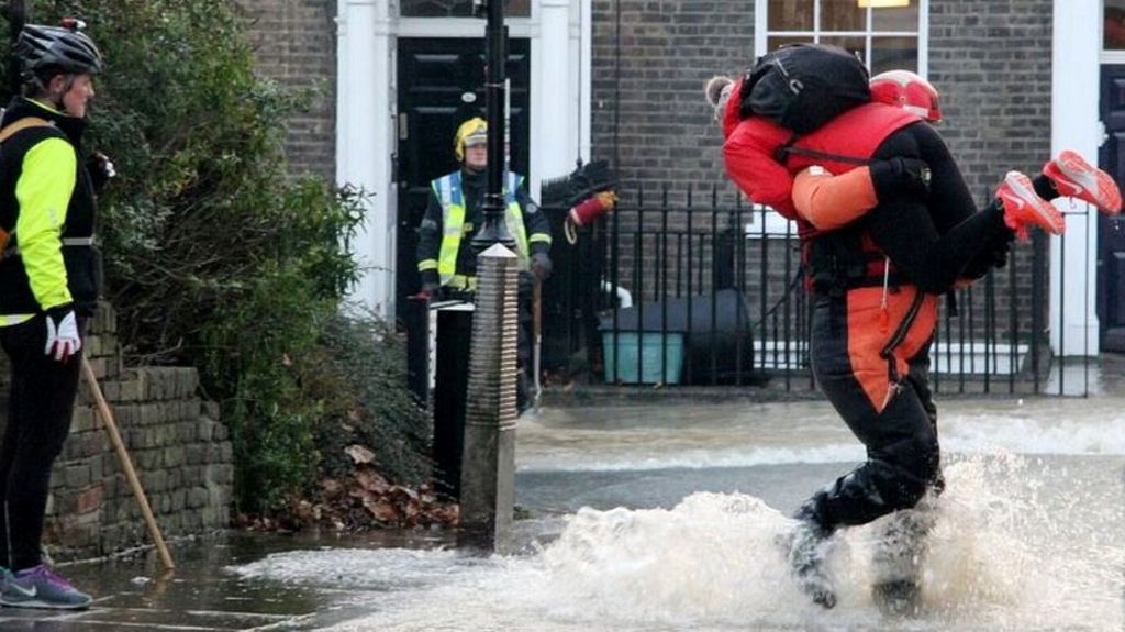 Angel Islington flooded by water main burst - BBC News