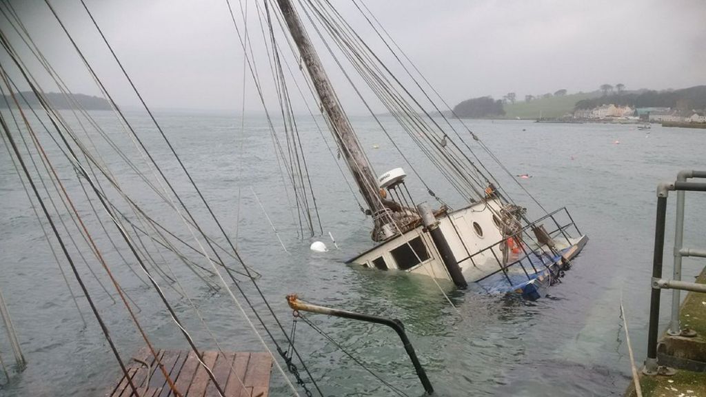 Portaferry: Fuel concern as boat sinks in harbour