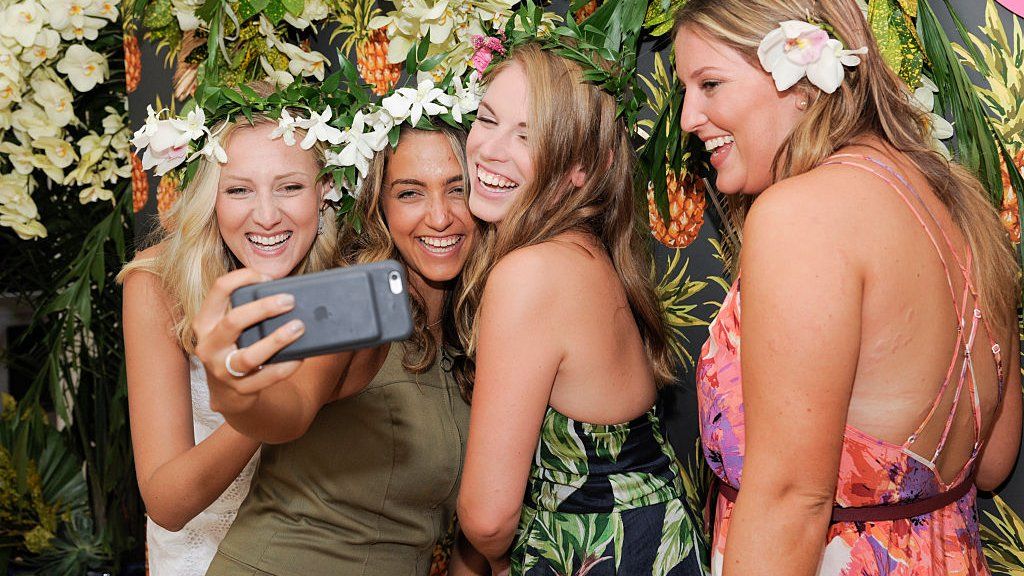 Selfies fuel boom in make-up sales for Estee Lauder